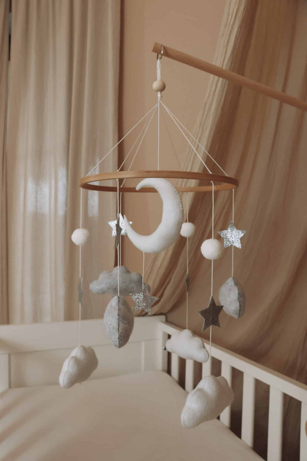 Håndlavet uro med måne og stjerner til baby